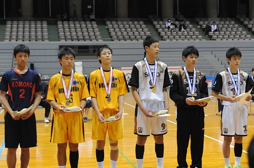 優秀選手に選ばれた男子の7人（右から安平、田上、窪田、端、椎木、金津