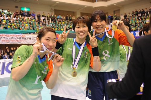悲願の金メダル獲得ににっこり（左から後藤、塩田、永田）