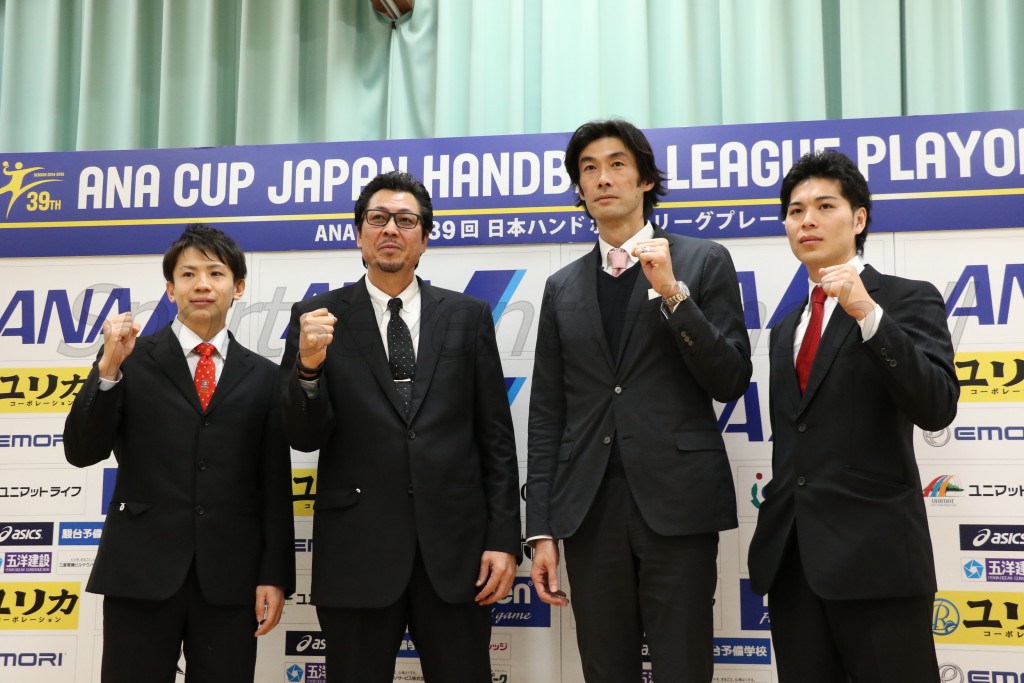 左から琉球・水野（裕紀）選手、琉球・東長濱監督、大崎・岩本監督、大崎・岩永選手