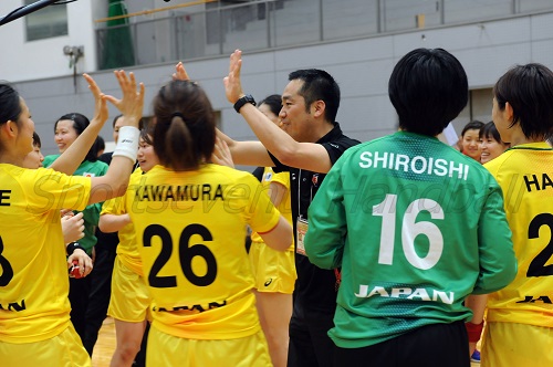 試合後、選手をねぎらう日本女子代表・栗山監督