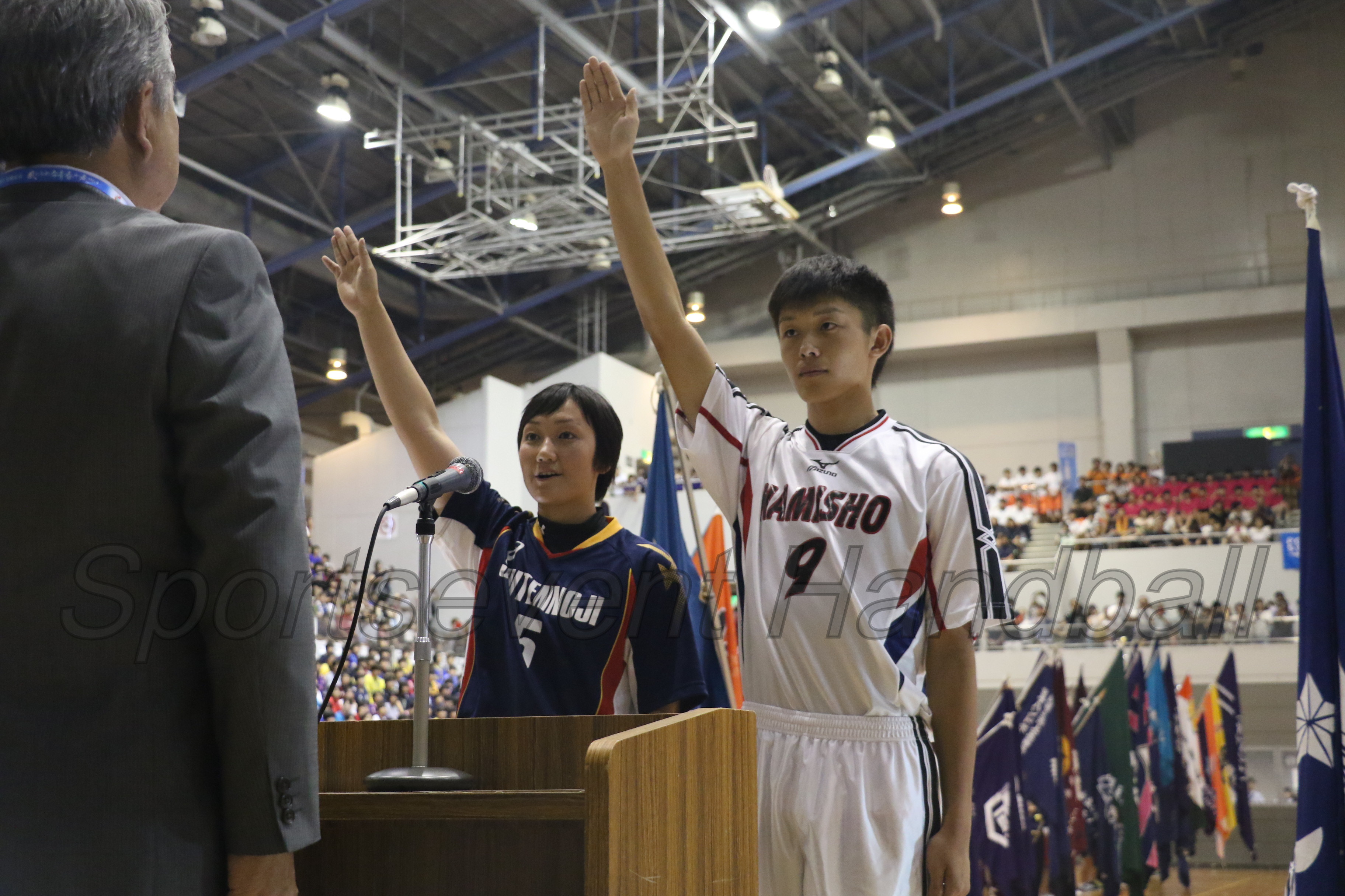 胸を張って選手宣誓をした大体大浪商・光吉選手（右）と四天王寺・藤村選手
