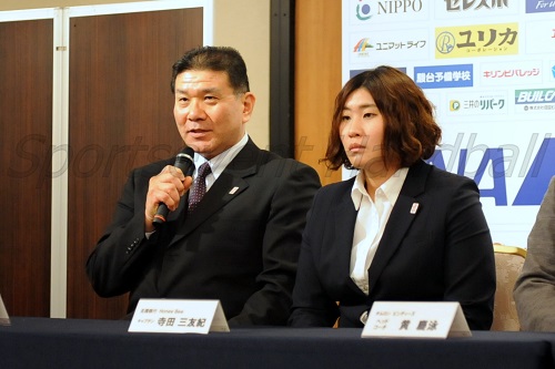 北國銀行は４冠をかけてプレーオフに挑む（左から荷川取監督、寺田選手）