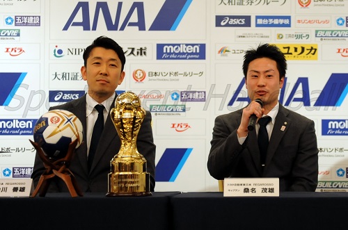 初のプレーオフ出場を果たした東日本は中川監督（左）と桑名選手が参加