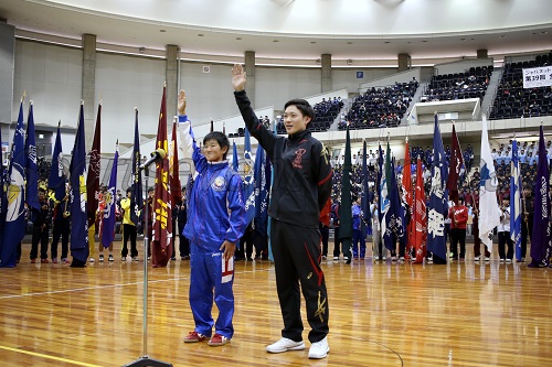 豊島選手（左）と高井選手が選手宣誓した