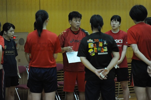 ゲームが終わるごとに選手に細かく指示を与える石川監督（中央）