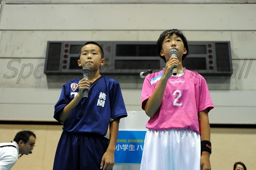 京都代表として歓迎のことばを述べた桃園クラブ・栃尾佑選手（左）と草内小学校クラブ・桐村光優選手