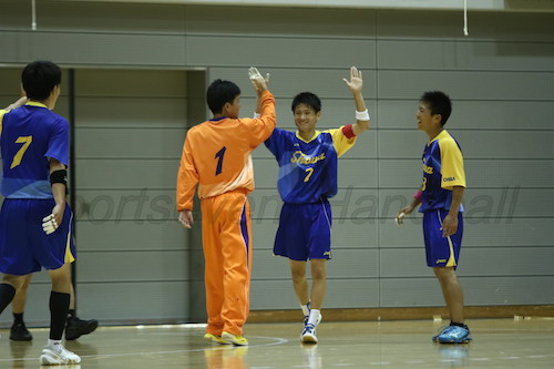 青沼（右から２人目）らの活躍でインターハイ初勝利を手にした昭和学院
