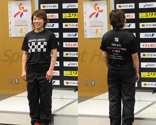 前面に記載されている「BRAVE HEART」はキルケリー監督が世界選手権に向けて掲げたチームスローガン。選手たちは海外遠征、世界選手権でこのＴシャツを着用し、2019年の熊本大会をＰＲする