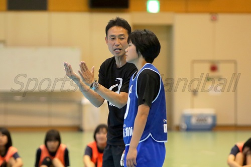 女子ユース代表の指揮をとるのは田中監督。昨年から引き続き安藤コーチとタッグを組む