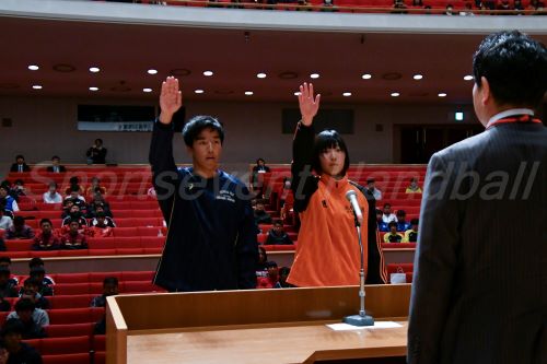 堂々と大会への意気込みを述べた浦和学院・豊増選手（写真左）と埼玉栄・小林選手
